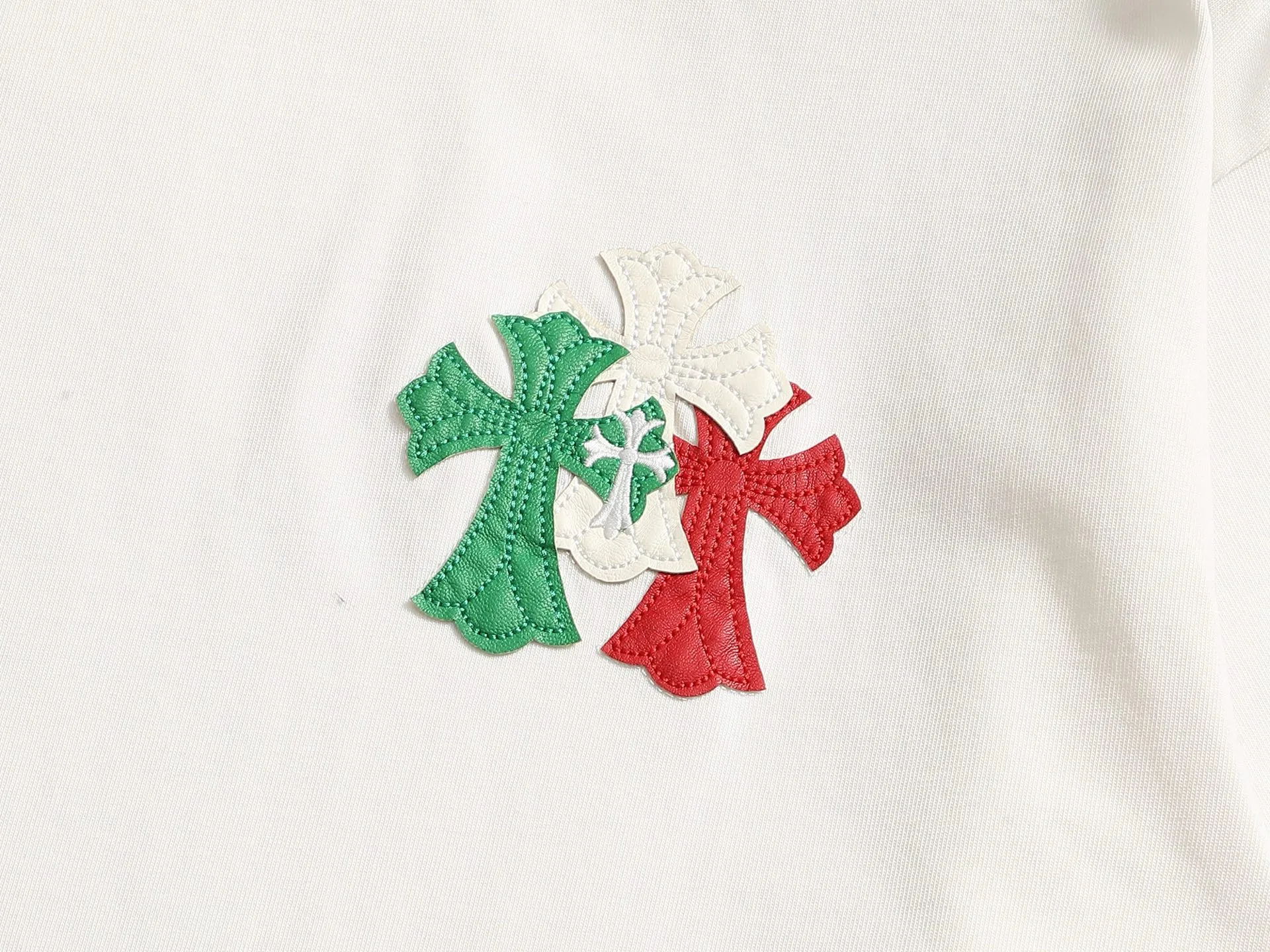 🅿️220 Chrome hearts ch Chrome hearts cross leather short-sleeved T-shirts. Large version. Loose and stylish. The difference is the low version, the slim version, the upper body and the crotch. 100% commitment: top quality, not fast food. The highest version on the market. Top quality, 320 grams. 26 custom-dyed double yarn cotton, same style for men and women, complete with three standards. Color: Black White Khaki Size: XS-L Size chart: